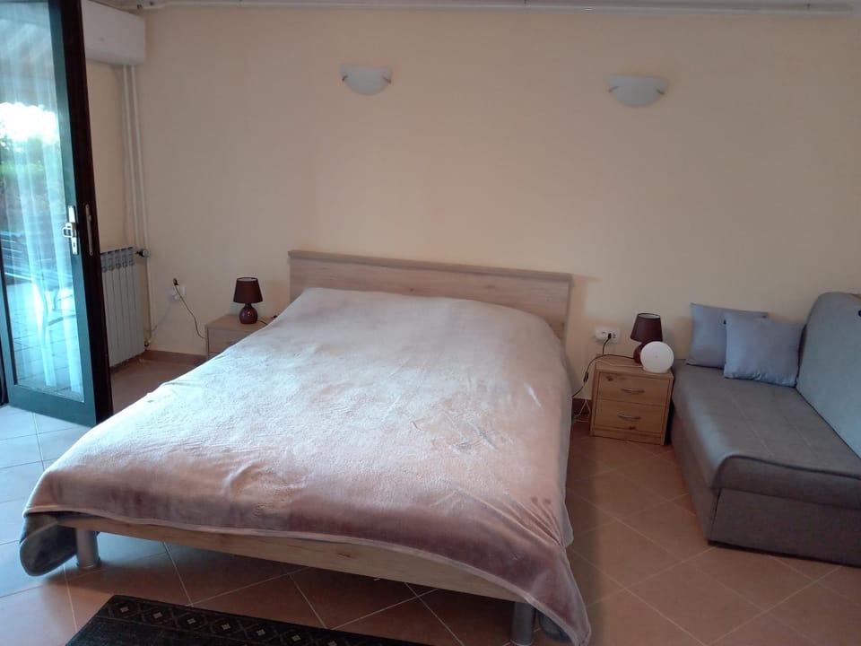 Bed, Seating area, Bedroom