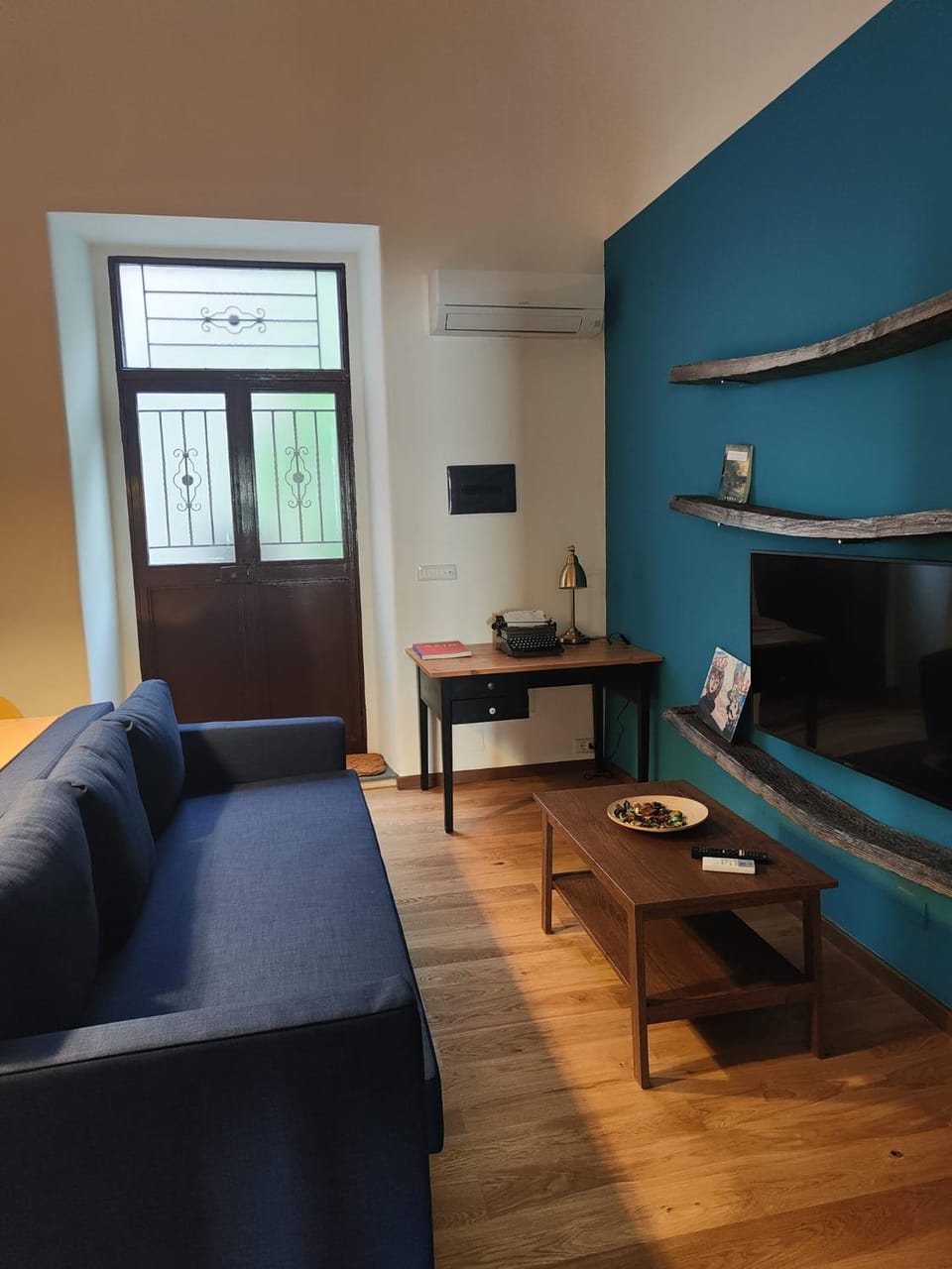 TV and multimedia, Living room, Photo of the whole room, Seating area, air conditioner