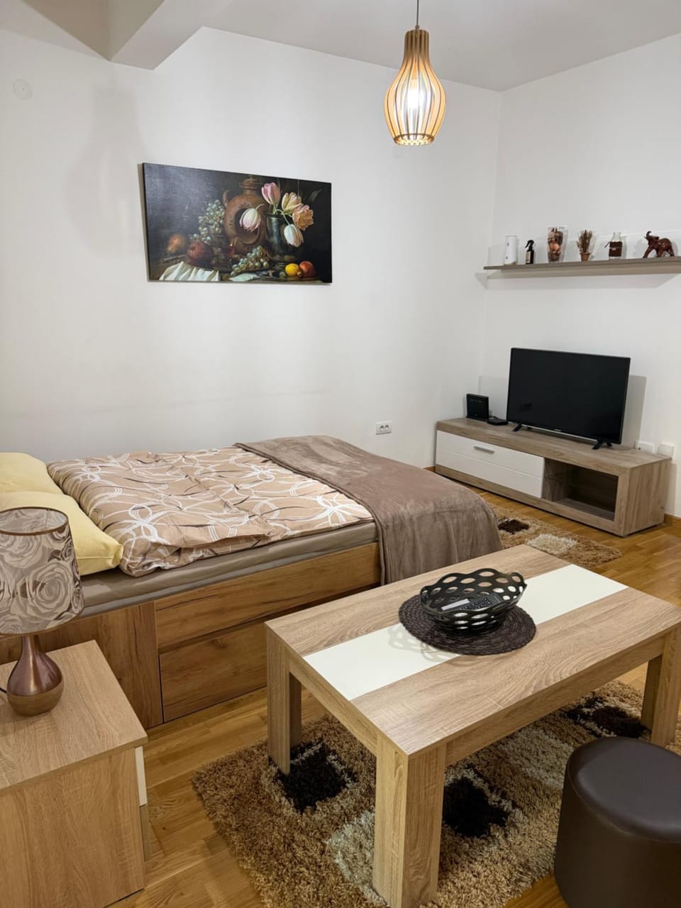 Bed, TV and multimedia, Photo of the whole room