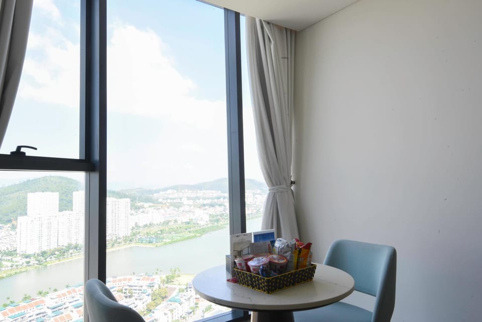 View (from property/room), Balcony/Terrace, Living room, Food and drinks, Seating area, Dining area, Food