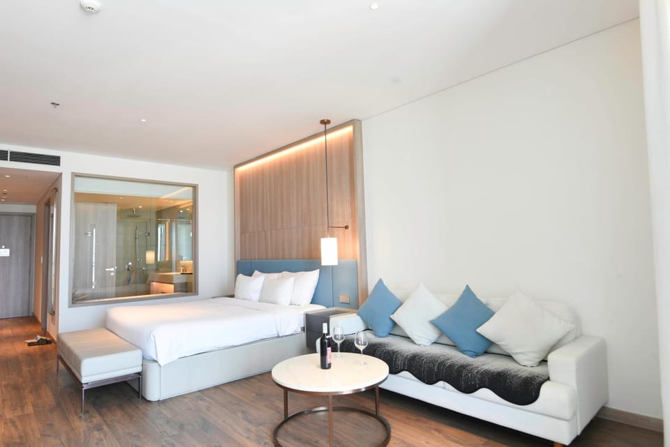 Bed, Living room, Photo of the whole room, Seating area, Bedroom, towels