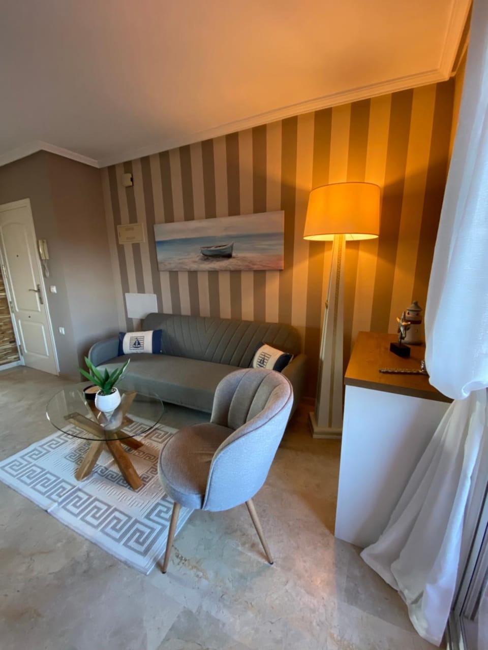 Living room, Seating area