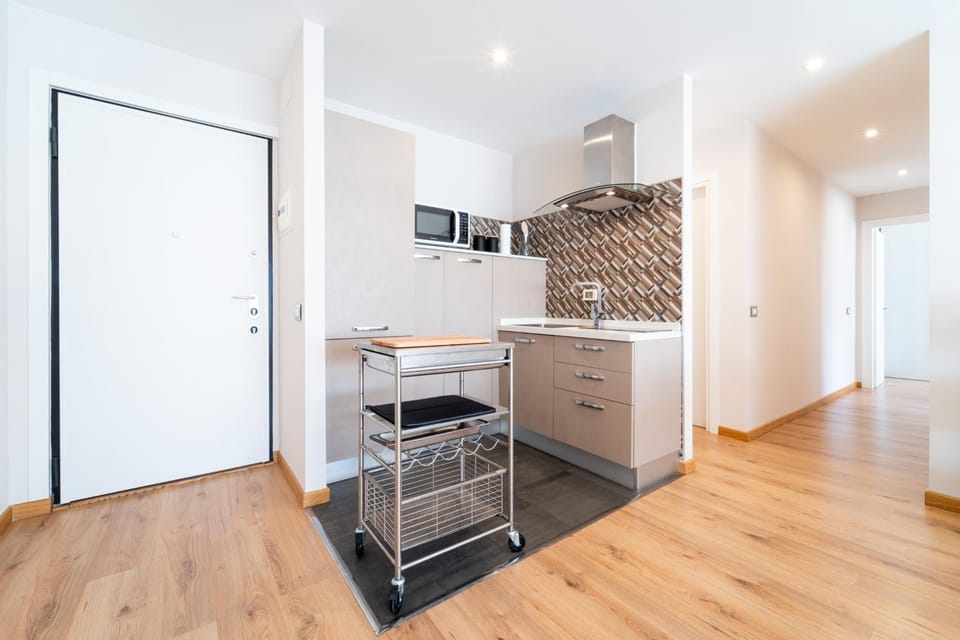 Kitchen or kitchenette, minibar