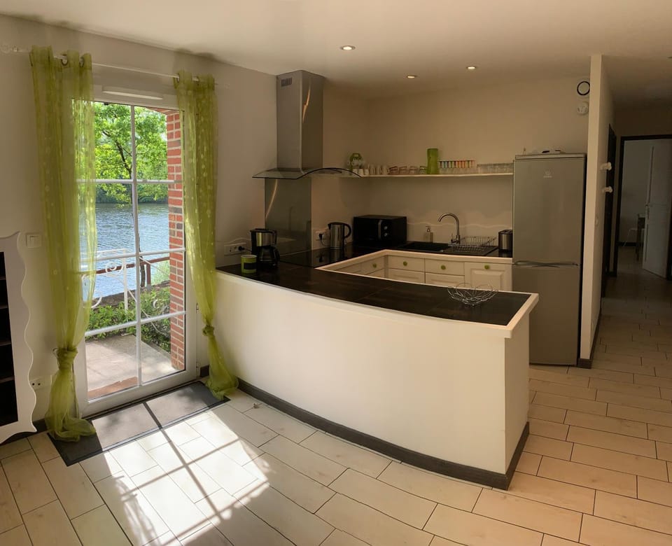 Kitchen or kitchenette, dishwasher, minibar
