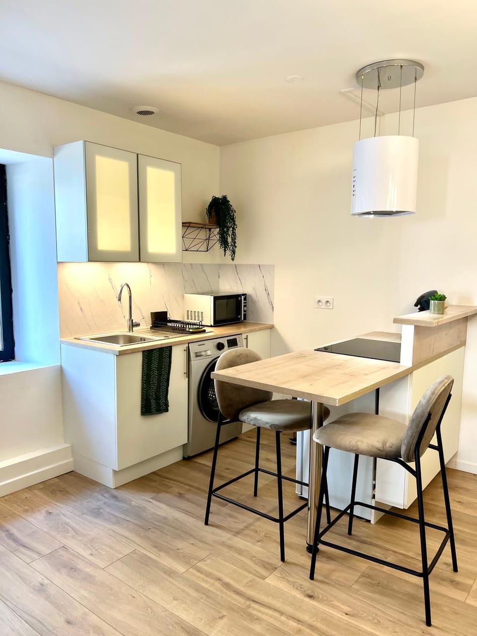 Kitchen or kitchenette, Dining area, minibar, oven, stove