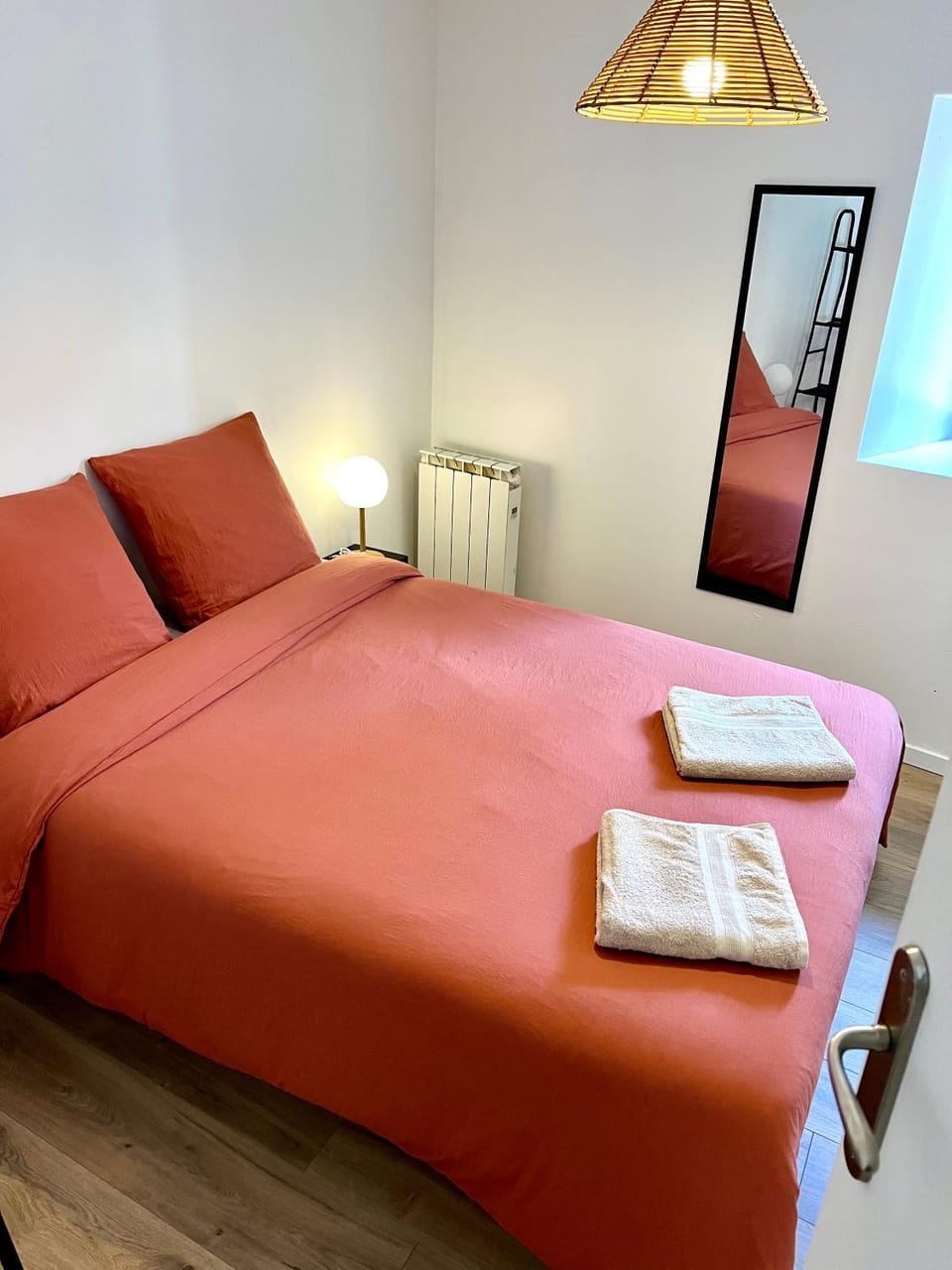 Bed, Photo of the whole room, Bedroom, internet, towels