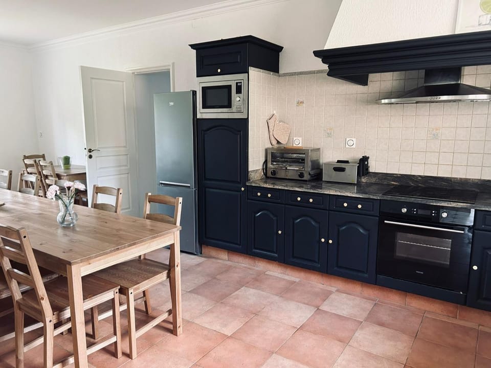 Kitchen or kitchenette, Communal kitchen, kitchen