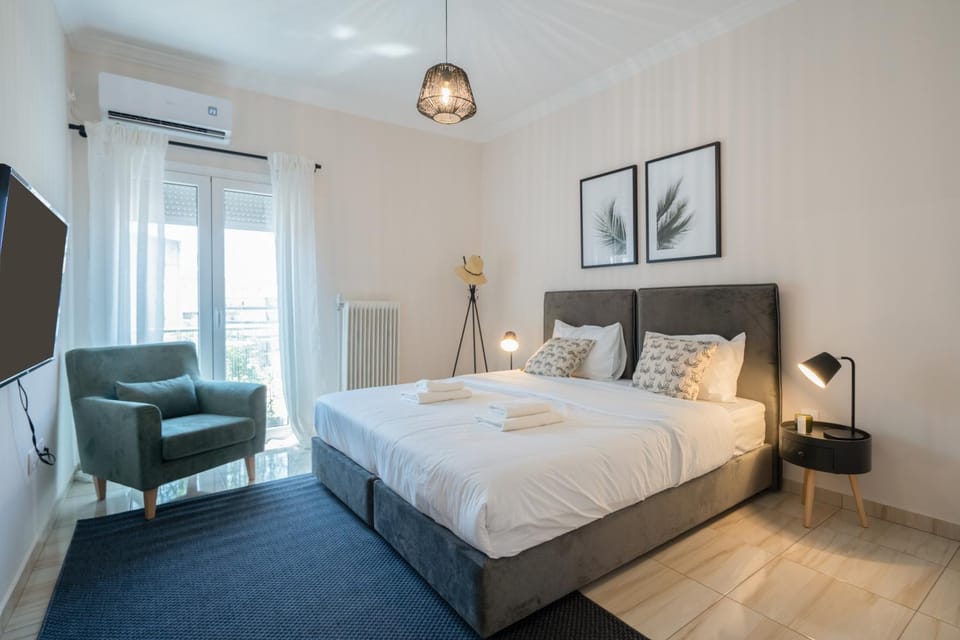 Bed, TV and multimedia, Bedroom
