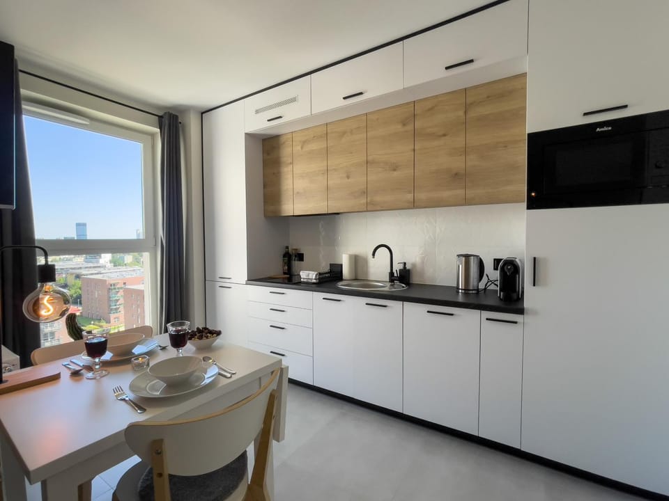 Coffee/tea facilities, Kitchen or kitchenette, Dining area, stove
