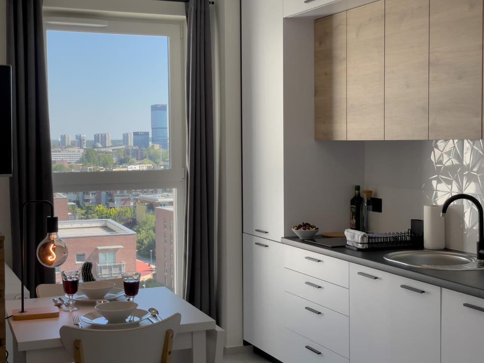Kitchen or kitchenette, Dining area, City view