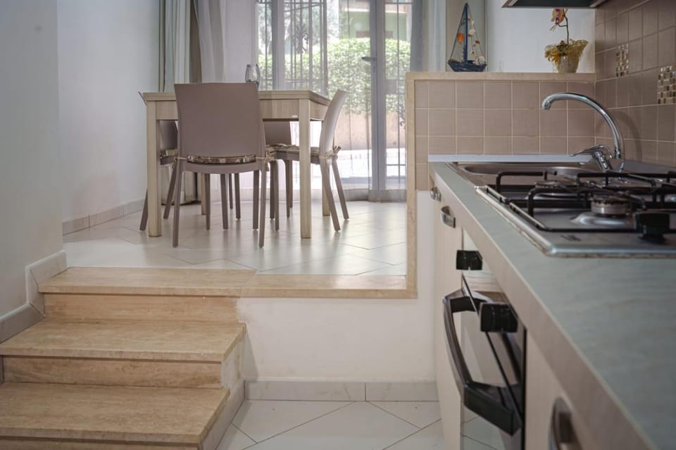 Kitchen or kitchenette, Living room, Seating area, Dining area, stove