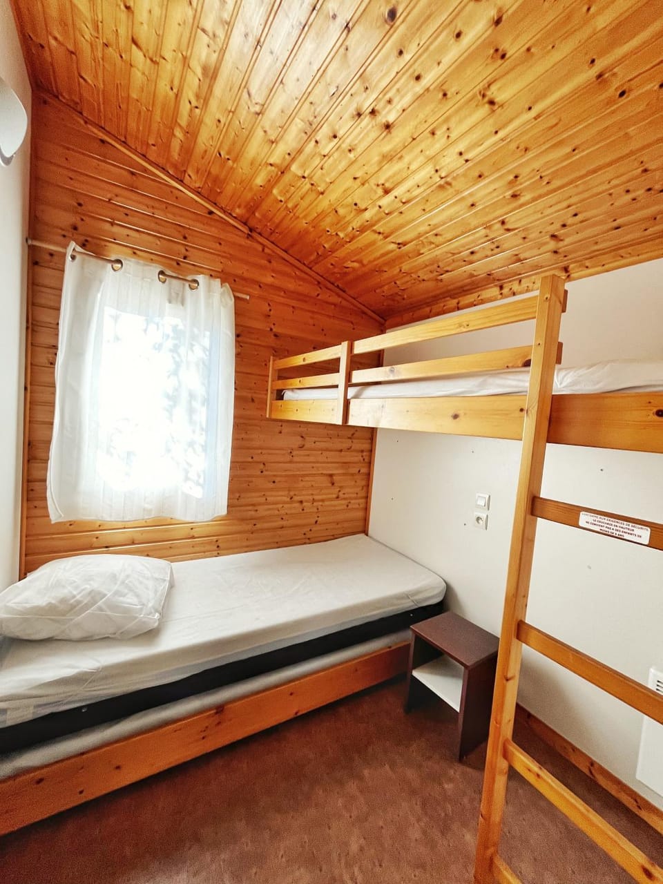 Bedroom, bunk bed