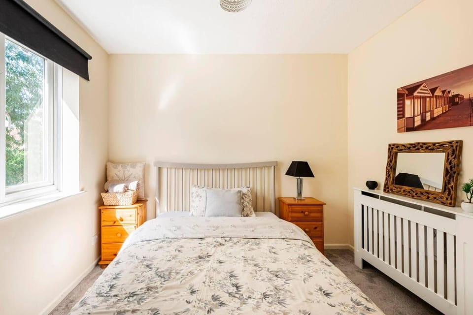 Cosy Milton Keynes Retreat with 2 Bedrooms House in Aylesbury Vale
