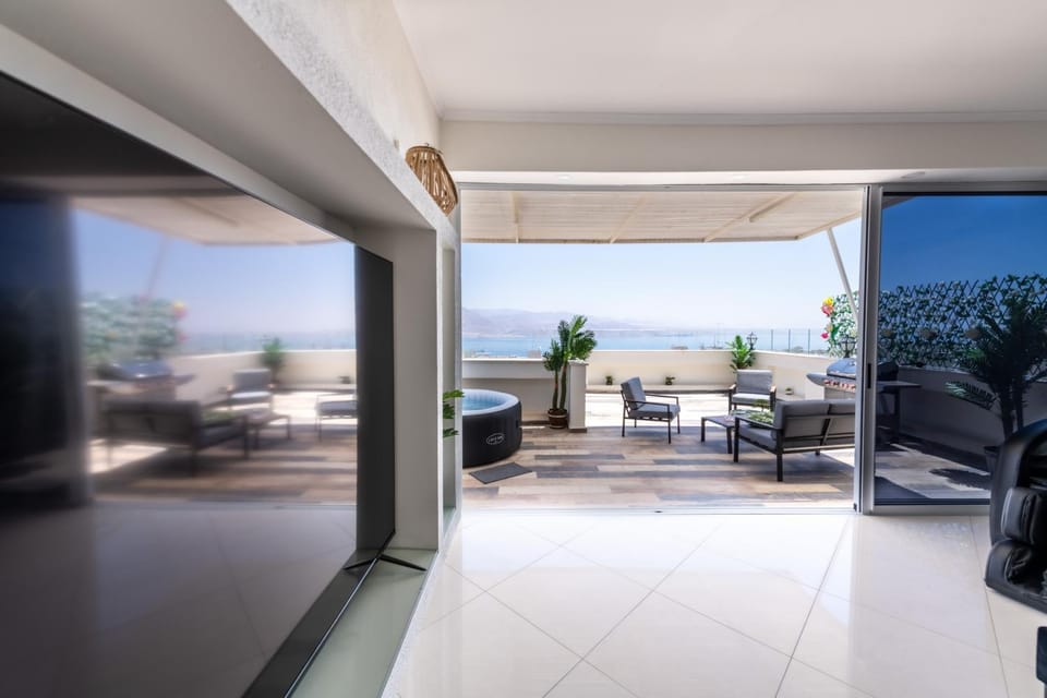 Desert and Sea-penthouse Full Sea view Apartment in Eilat