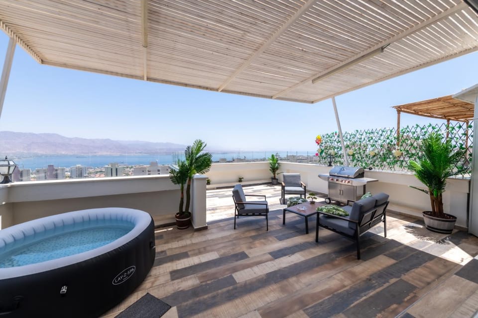 Desert and Sea-penthouse Full Sea view Apartment in Eilat