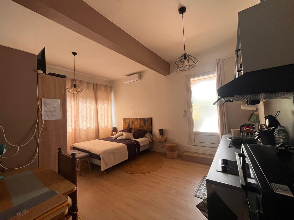 Kitchen or kitchenette, Bedroom