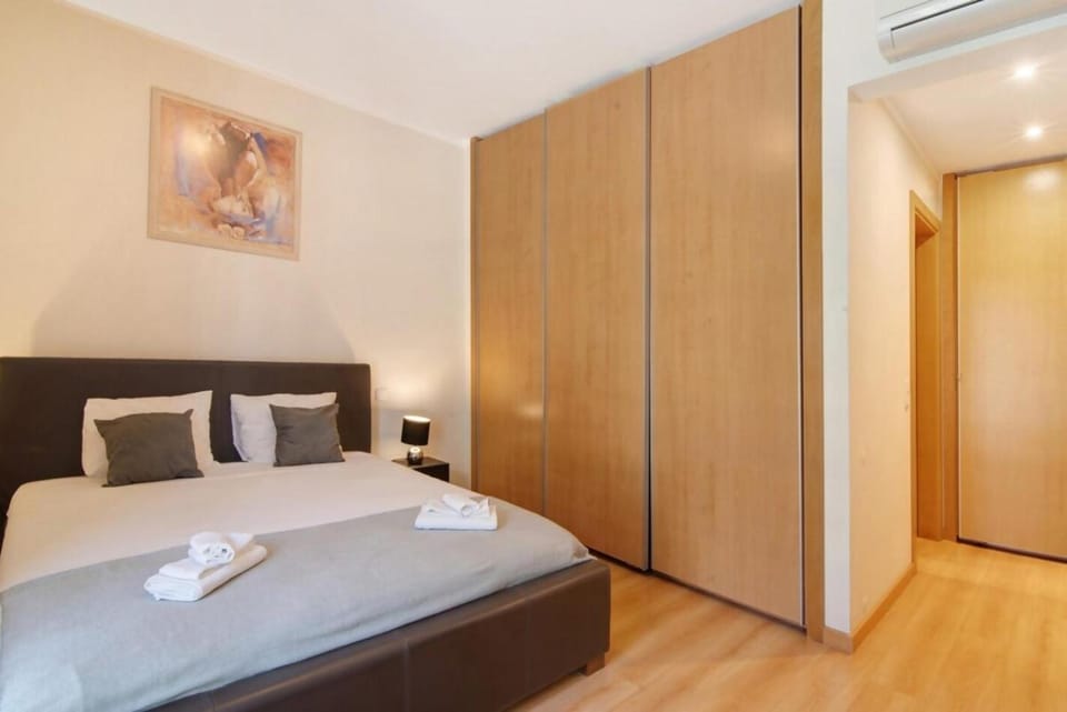 Bed, Bedroom, towels, wardrobe