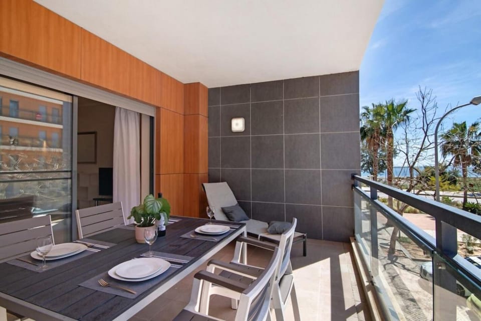 View (from property/room), Balcony/Terrace, Dining area, sunbed
