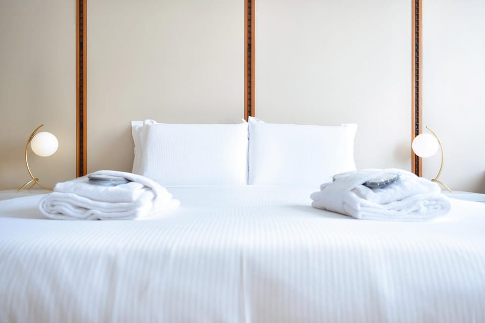 Bed, Bedroom, towels