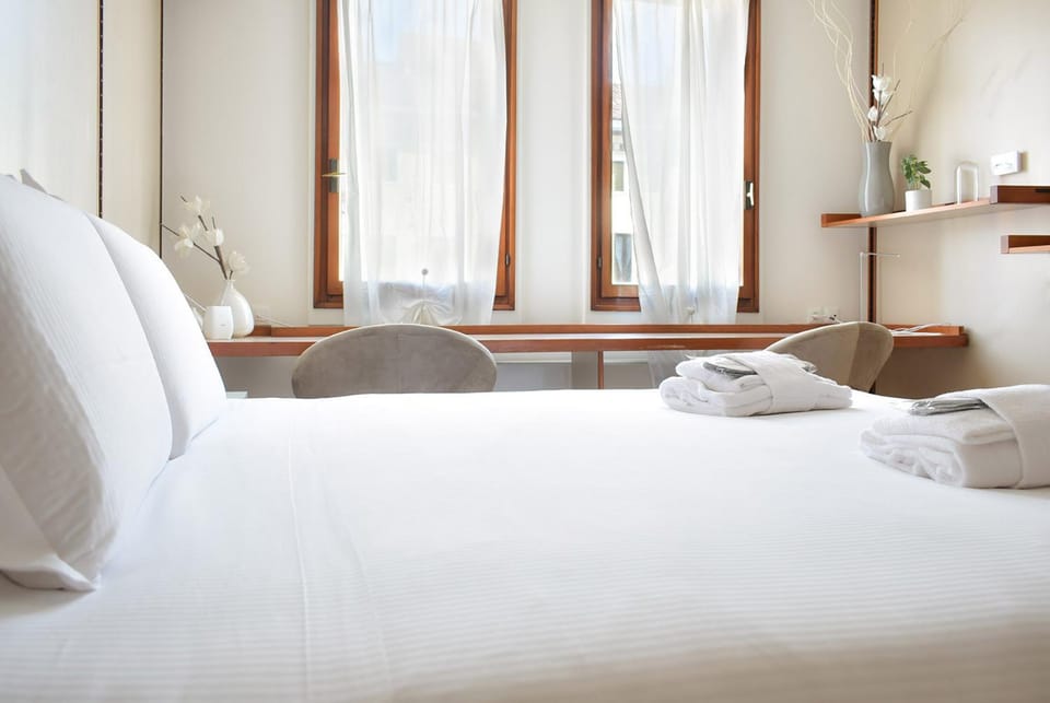 Bed, Bedroom, towels