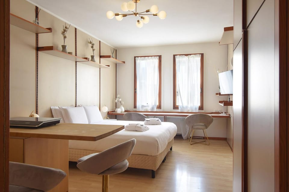 Bed, TV and multimedia, Bedroom