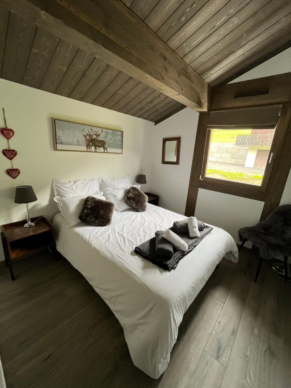 Bed, Bedroom, towels