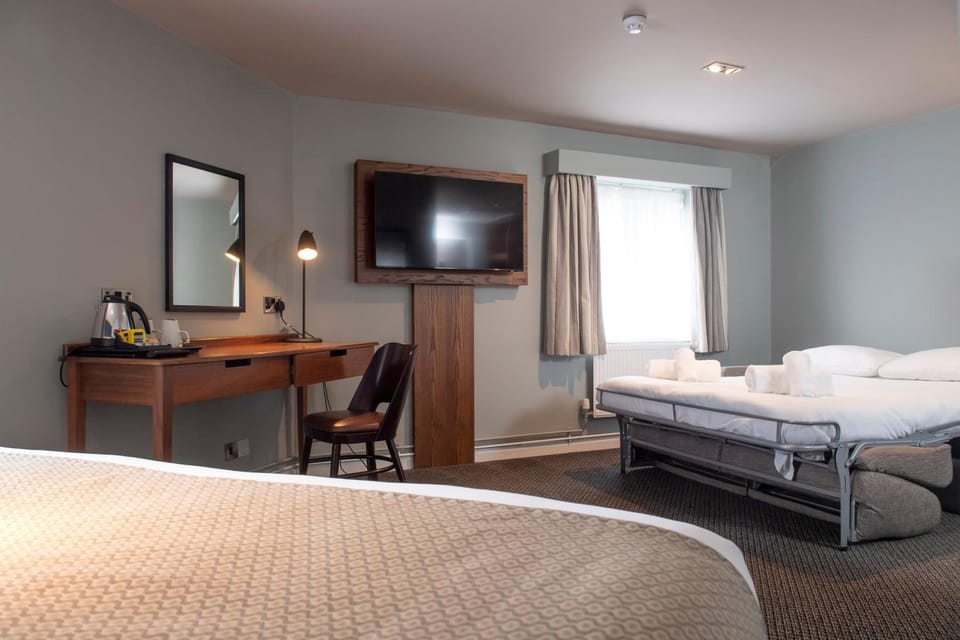 Bed, TV and multimedia, Bedroom