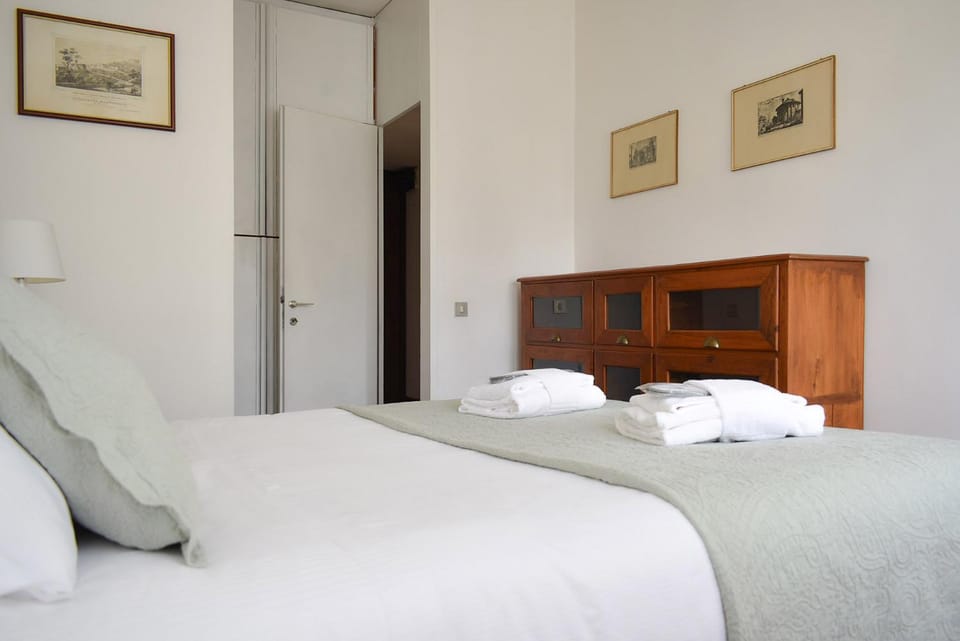 Bed, Bedroom, towels