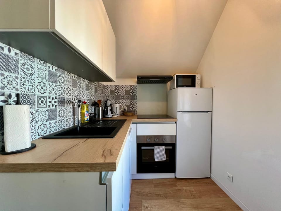 Coffee/tea facilities, Kitchen or kitchenette, dishwasher, oven, stove, toaster