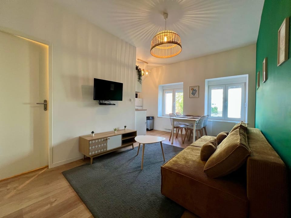 Communal lounge/ TV room, TV and multimedia, Living room, Seating area, Dining area, Evening entertainment