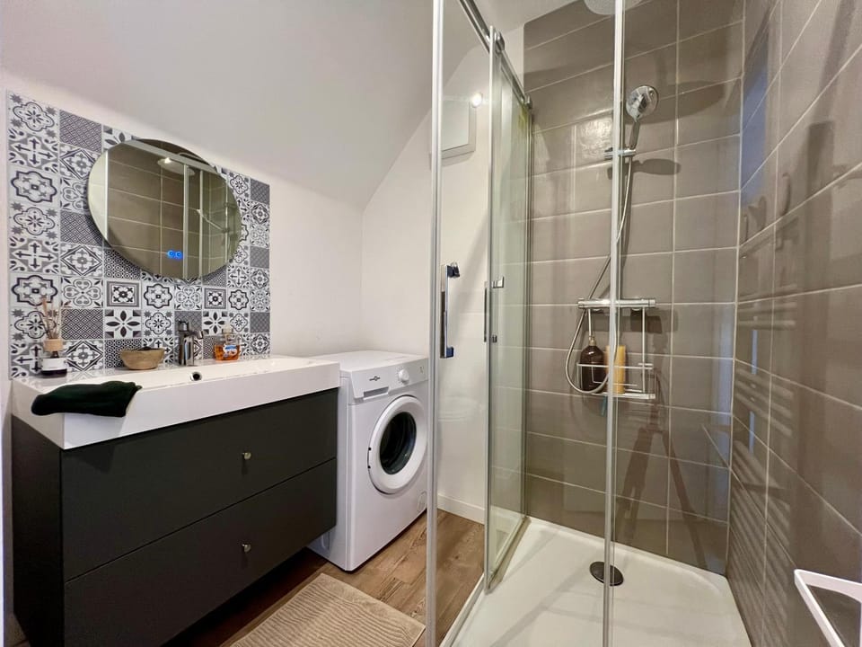 Shower, Bathroom, towels, washing machine, dryer