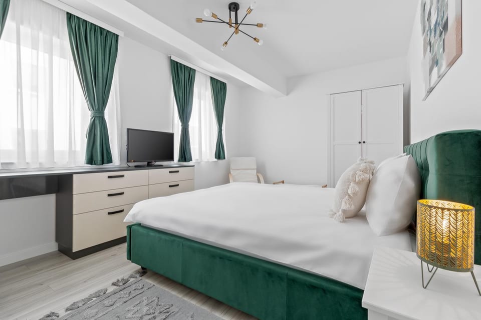 Bed, TV and multimedia, Photo of the whole room, Bedroom