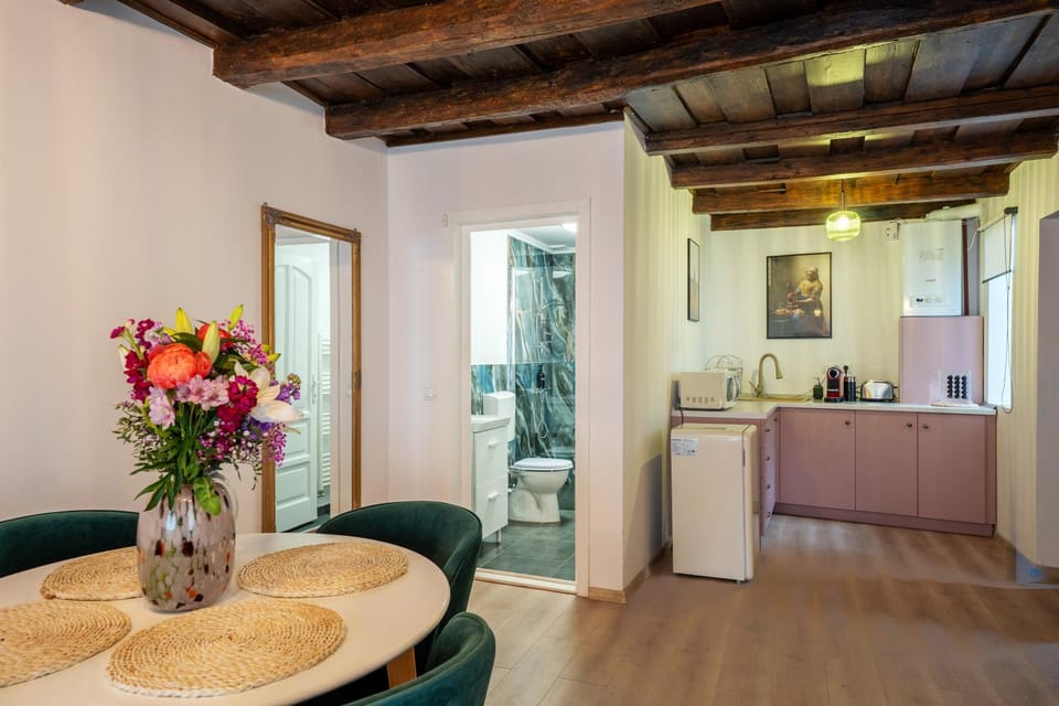 Kitchen or kitchenette, Dining area