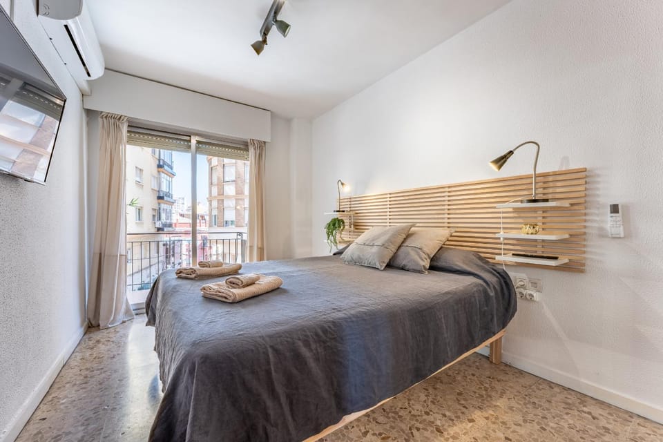 Bed, TV and multimedia, Photo of the whole room, Bedroom, towels