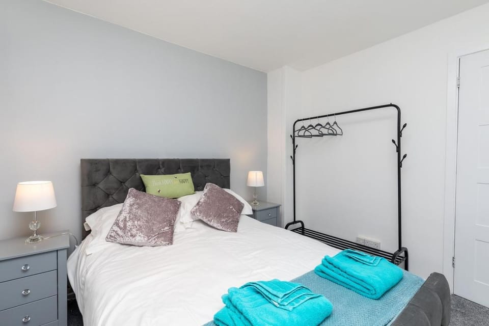 Rivermead - Gorgeous 3 Bed Maisonette with Patio Apartment in Horsham