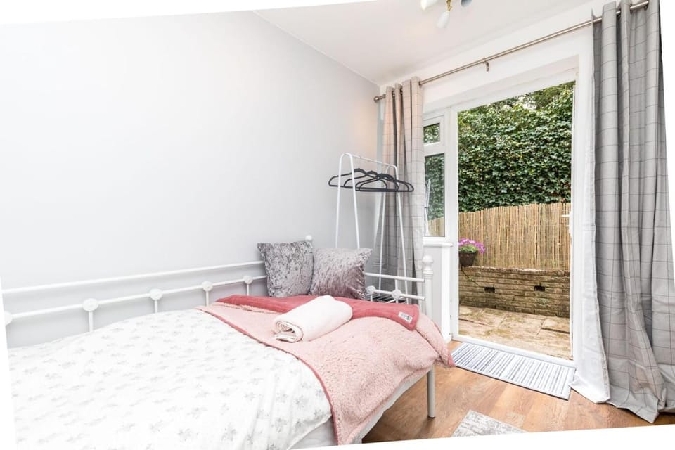 Rivermead - Gorgeous 3 Bed Maisonette with Patio Apartment in Horsham