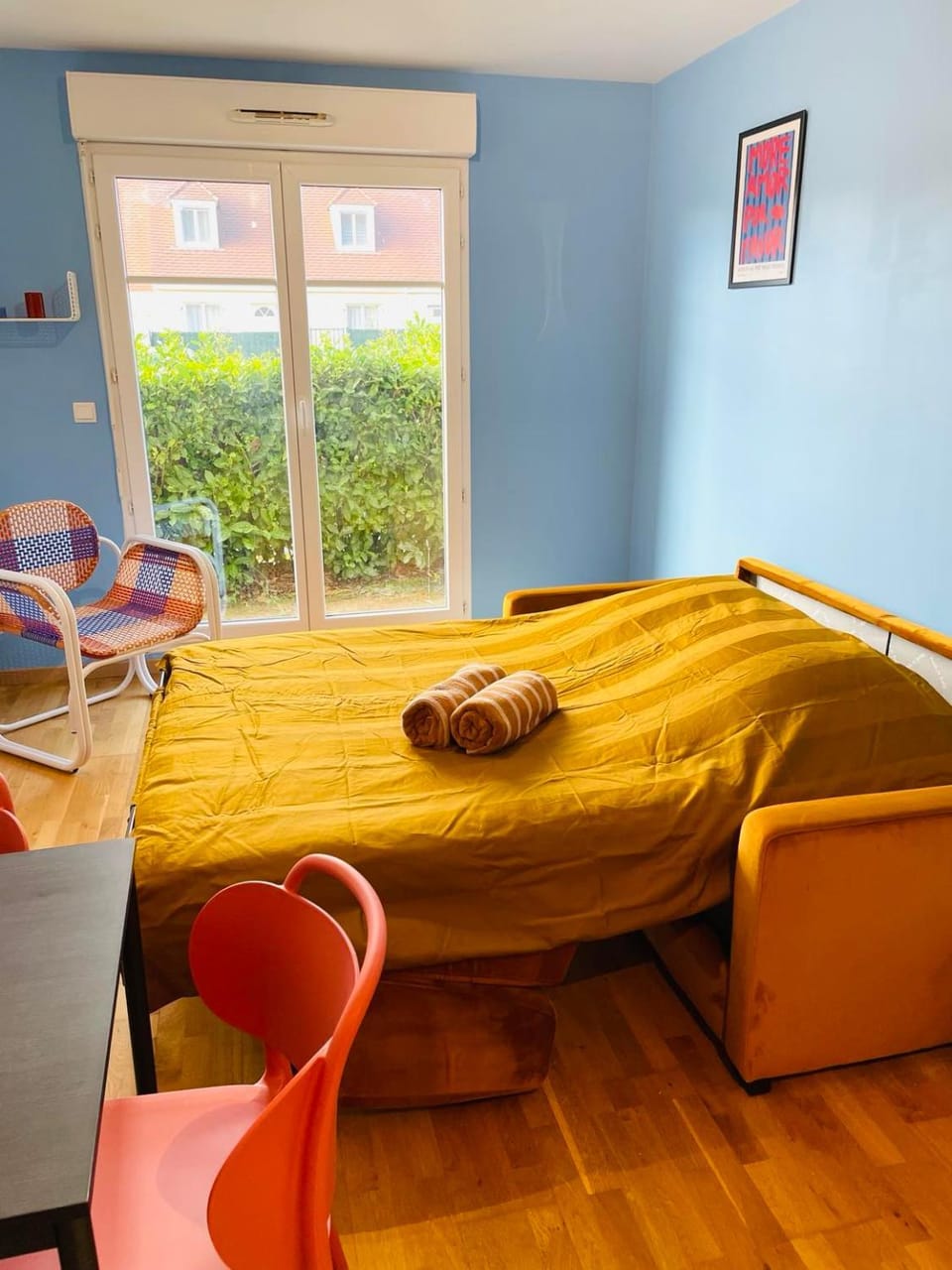 Bed, Living room