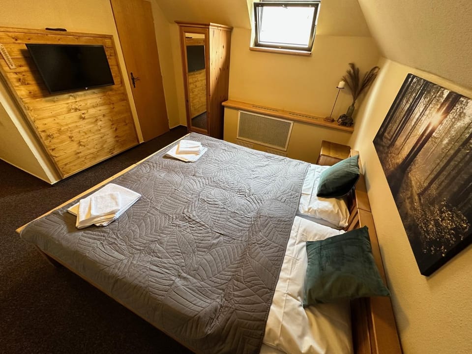 Bed, TV and multimedia, Photo of the whole room, Bedroom, towels