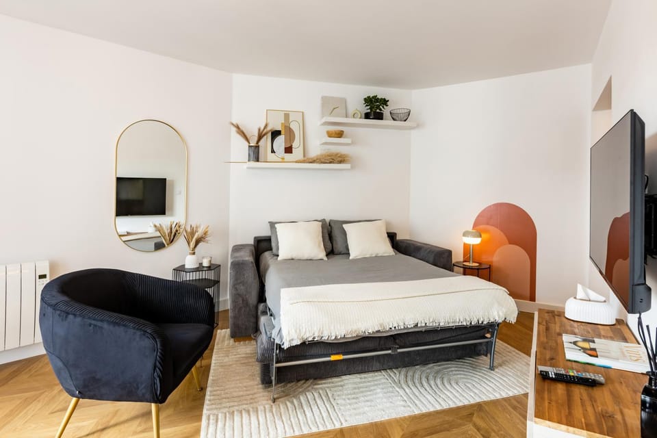 Bed, Living room