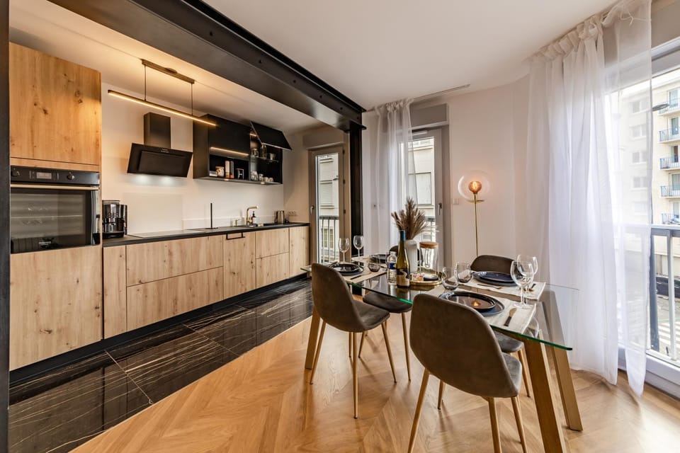 Kitchen or kitchenette, Dining area, minibar, stove, kitchen