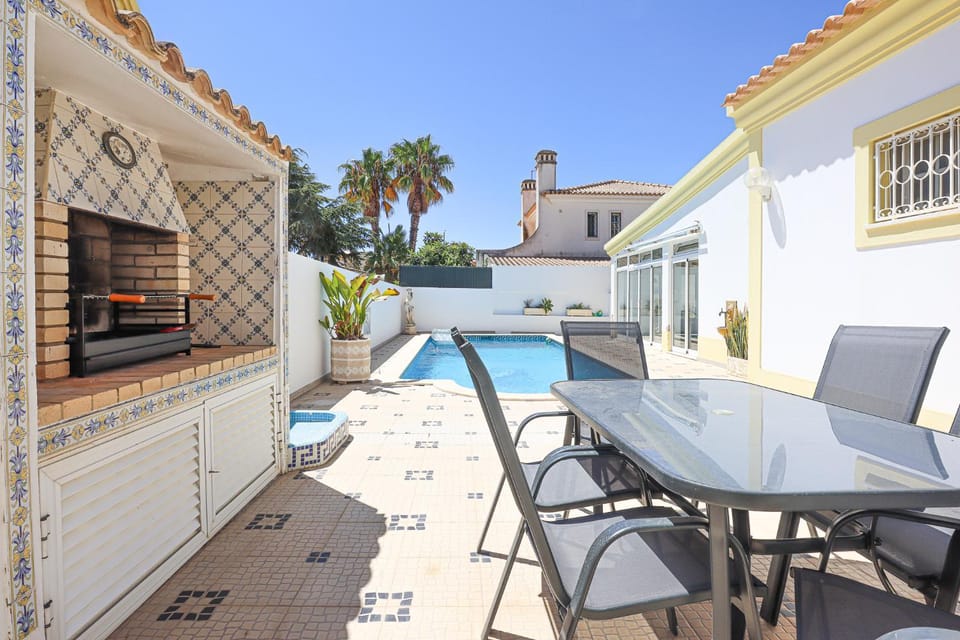 Property building, Balcony/Terrace, Dining area, Swimming pool, sunbed