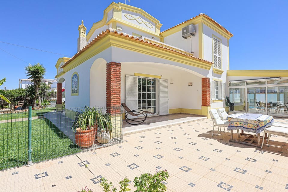Property building, Day, Garden, Dining area, Garden view