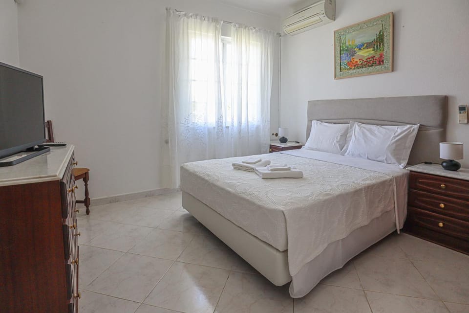 Bed, Photo of the whole room, Bedroom, hair dresser, towels, air conditioner