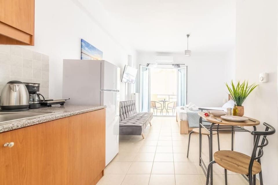 Bed, Kitchen or kitchenette, Seating area, Dining area