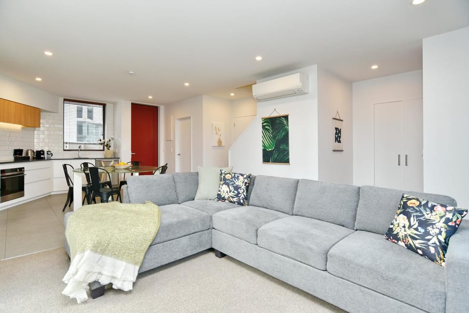 Kitchen or kitchenette, Living room, Seating area, Dining area, pet friendly, air conditioner