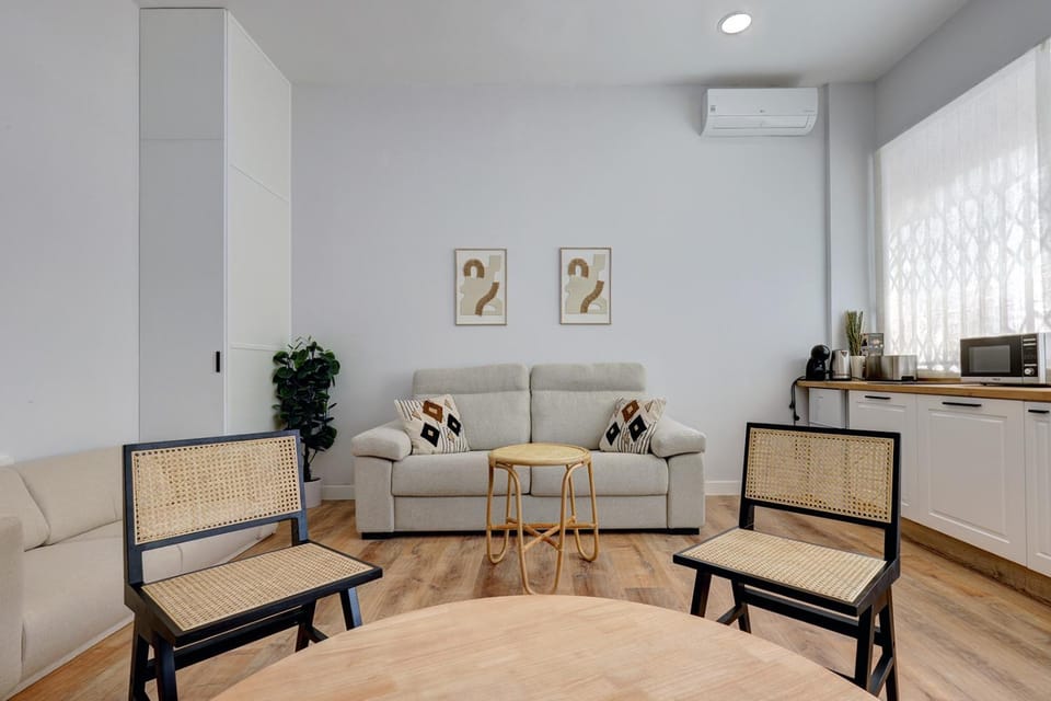 TV and multimedia, Living room, Seating area, Dining area