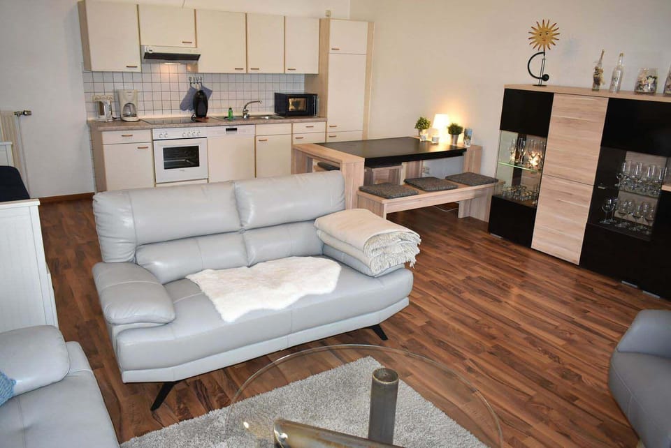 Kitchen or kitchenette, Living room, Seating area, Dining area