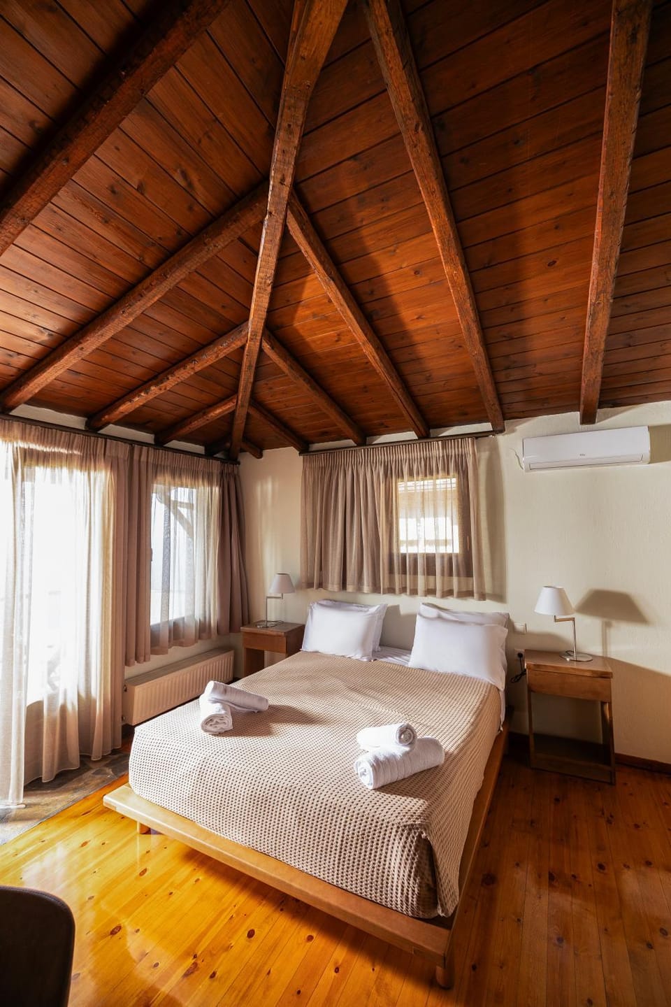 Bed, towels