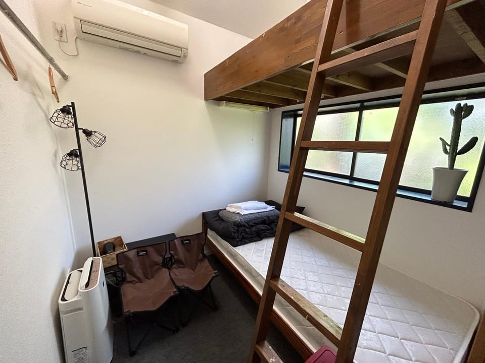 Bed, Photo of the whole room, bunk bed, air conditioner