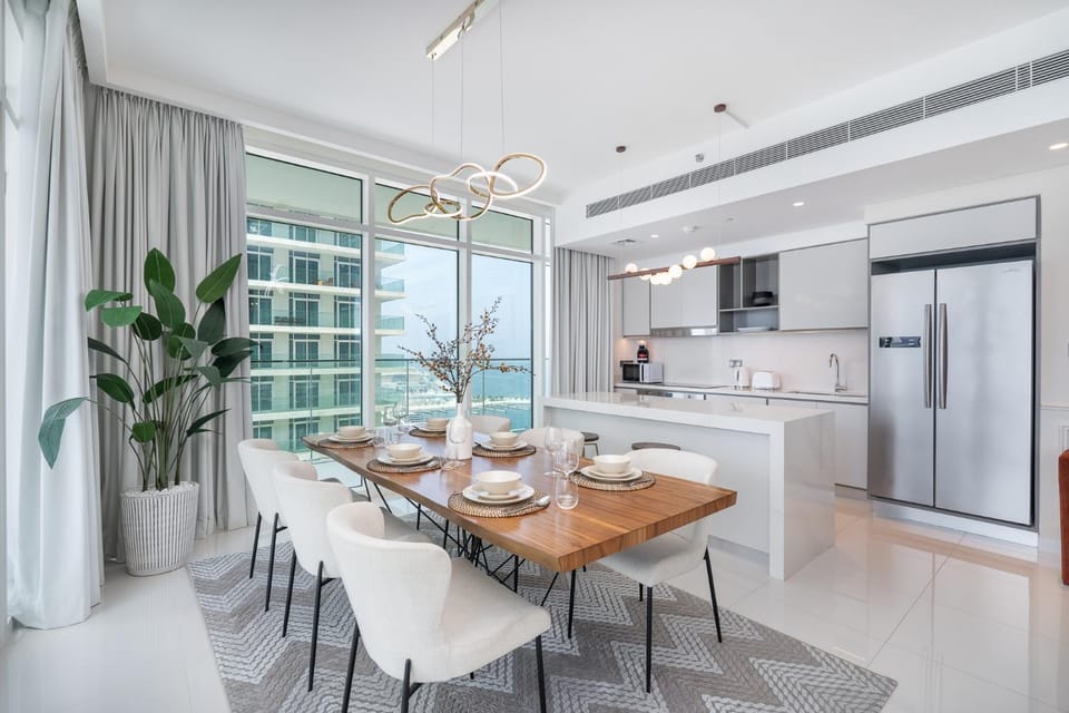 Elegant seaside living 3-bedroom Emaar Beachfront by Suiteable Apartment in Dubai